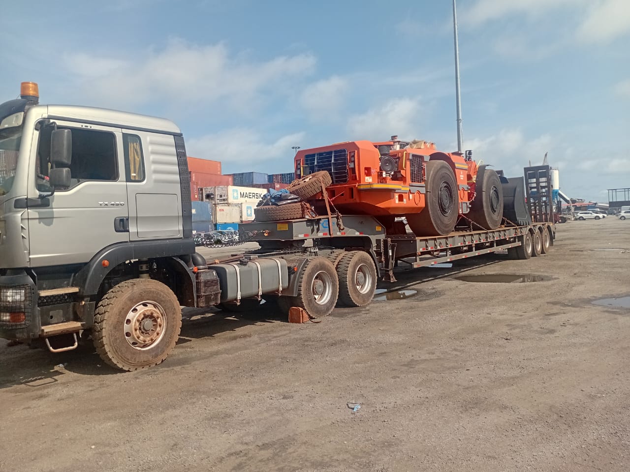 Transport d'un engin minier hors gabarit sur semi-remorque surbaissée