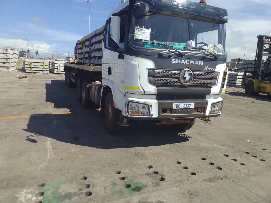 Semi-remorque chargée sur le terminal portuaire