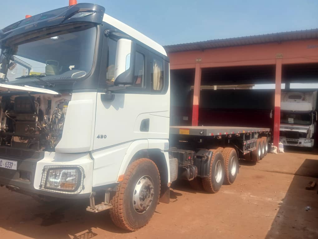 Tracteur routier avec semi-remorque plateau