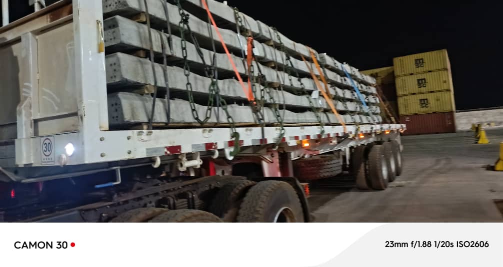 Arrimage de la cargaison au port de nuit