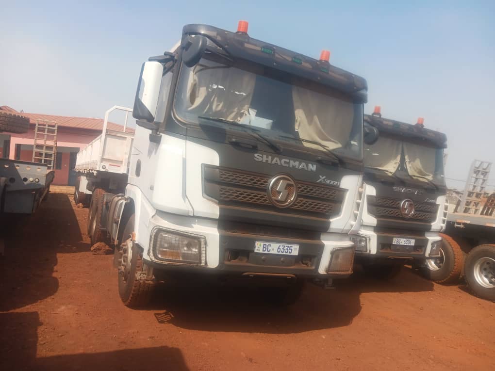 Tracteurs routiers ATL au dépôt