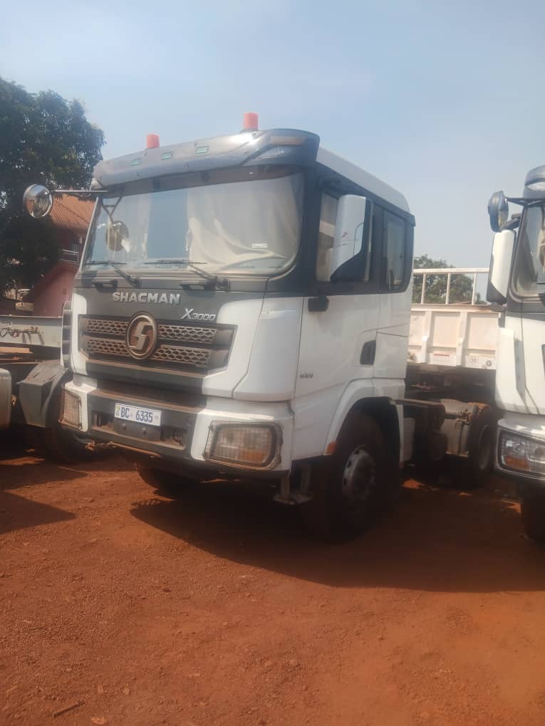 Tracteur routier au dépôt